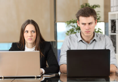 Two angry businesspeople disputing De destruir a construir con el conflicto